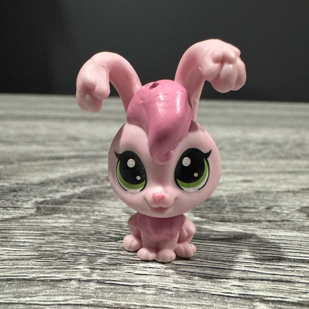 Littlest Pet Shop | Pets in the City #191: Rosalina Lapina - Mini Toy Figure
